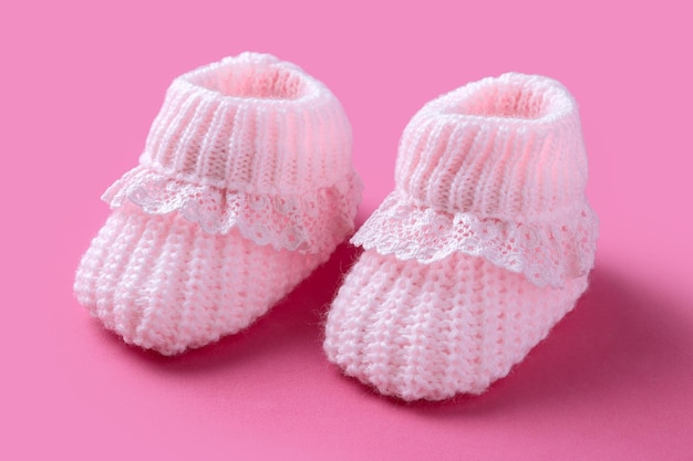 Babyschuhe auf rosa Hintergrund