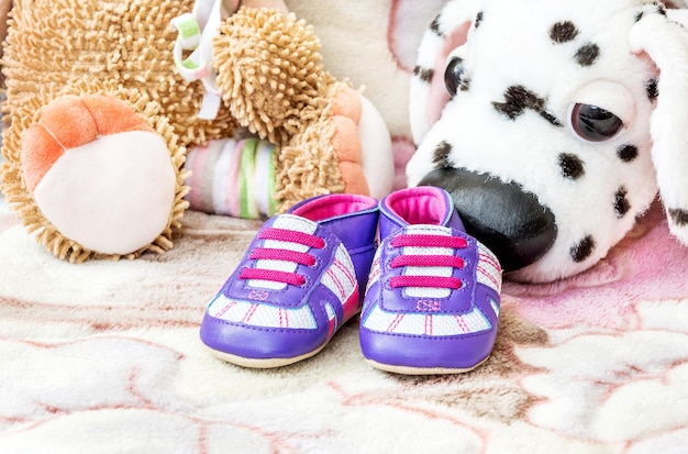 Babyschuhe mit Spielzeug