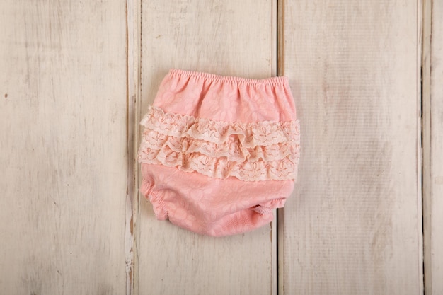 Babyshorts aus rosa Baumwolle mit Spitzenbesatz und Spitzenbesatz.