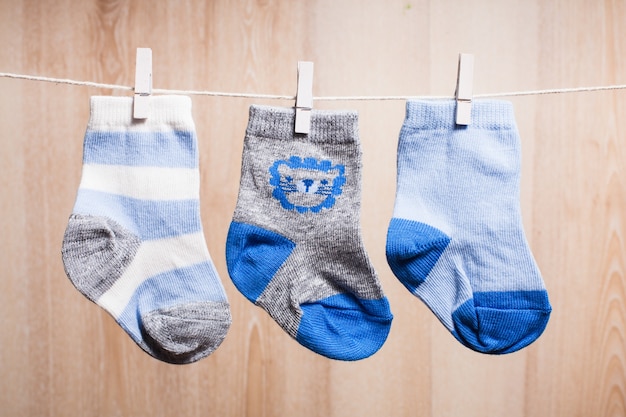 Babysocken am Seil befestigt