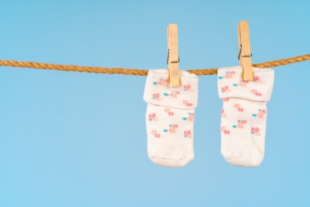 Foto babysocken auf einer wäscheleine. babykleidung waschen
