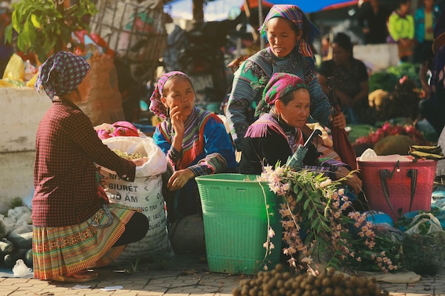 Bac ha Vietnam 7. Juli 2019 Hmong-Frauen, die Gemüse auf dem Markt von Bac Ha in Nordvietnam verkaufen Bac Ha ist ein Markt der Bergstämme, auf dem Menschen in traditionellen Kostümen mit Waren handeln