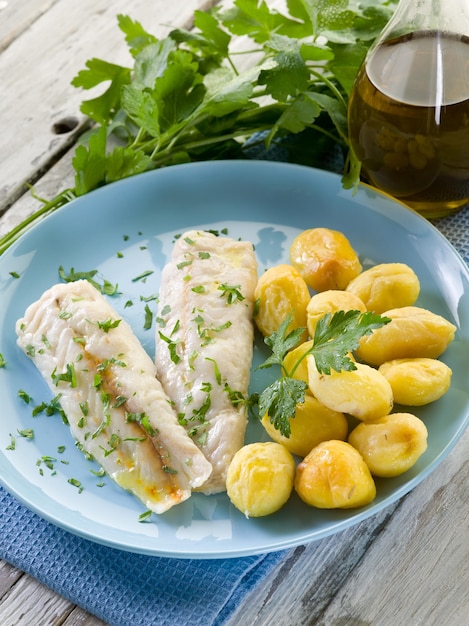 Bacalao al vapor con perejil y patatas