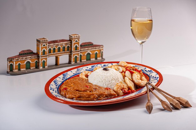 Bacalao de las Azores con arroz con gambas y puré de pescado decorado con detalles de bilro y una réplica de la comida brasileña del Mercado Público de Florianópolis