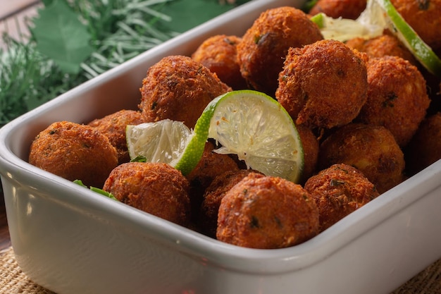 El bacalao de bola de bacalao en Brasil se llama bolinho de bacalhau. Servido en la Cena de Navidad