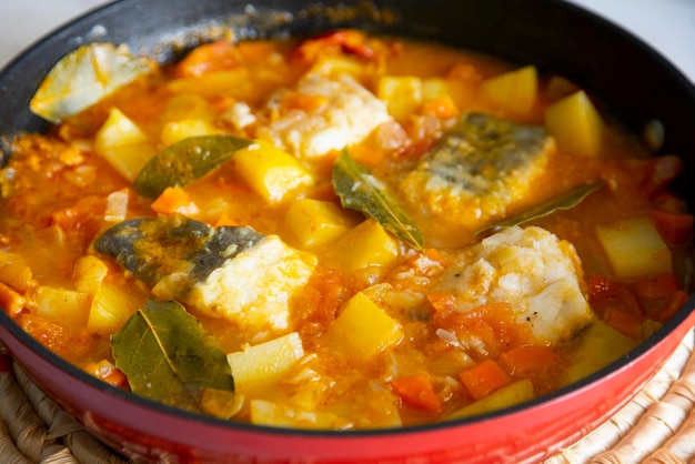 Foto bacalao estofado con patatas y verduras. receta tradicional del norte de españa.