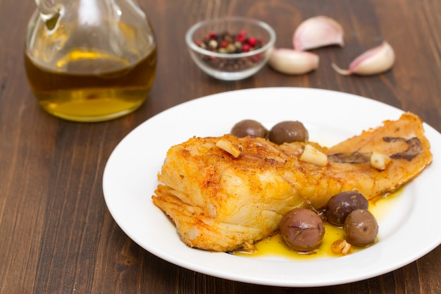 Bacalao frito con ajo y aceite de oliva en un plato