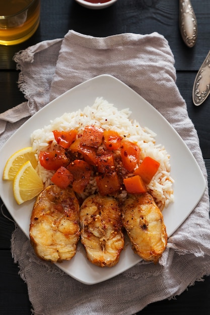 Bacalao frito con arroz y pimienta