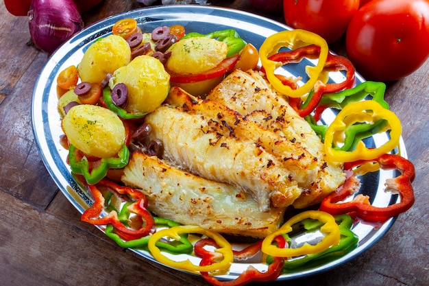 Foto bacalao con huevos aceitunas y verduras