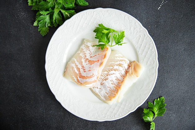 bacalao pescado blanco filete sin piel comida fresca bocadillo en la mesa espacio de copia comida fondo rústico