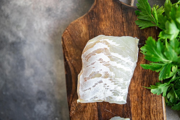 bacalao pescado blanco filete sin piel comida fresca bocadillo en la mesa espacio de copia comida fondo rústico