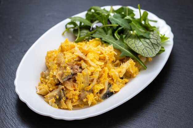 Bacalao con puré de huevos en el plato