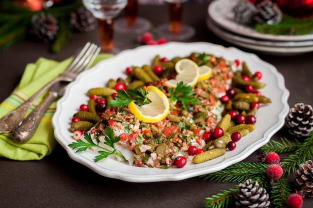 Bacalao con tomate, hierba, nuez y pepinillo