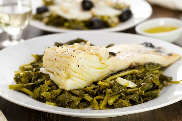 Bacalao con verduras en un plato