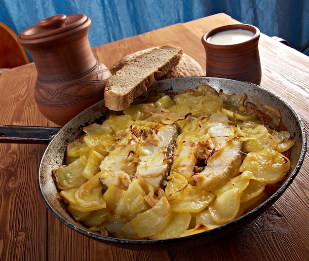 Bacalhau à roça com batata e cebola assada