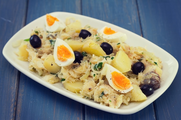 Bacalhau com legumes e ovo