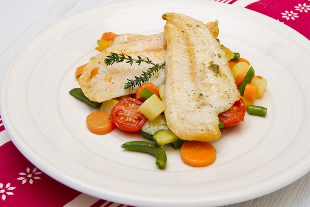 Bacalhau fresco na cama de vegetais misturados