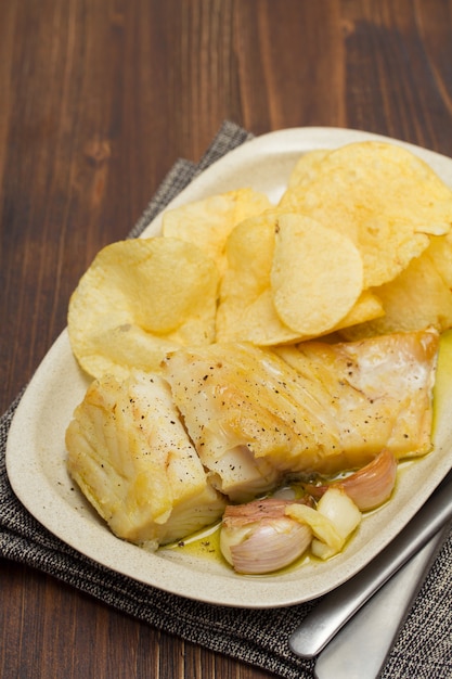 Bacalhau frito com alho e batata no prato