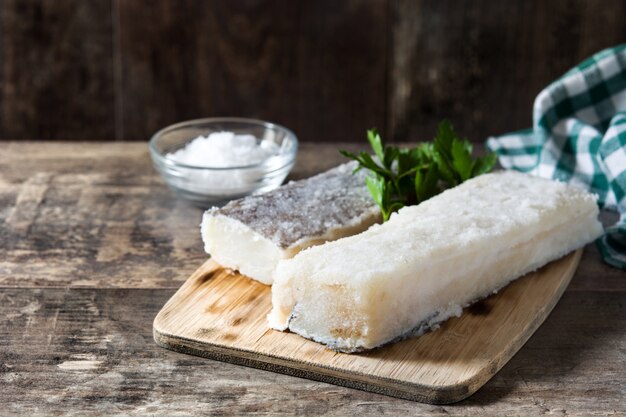 Bacalhau seco salgado na mesa de madeira Comida típica da Páscoa