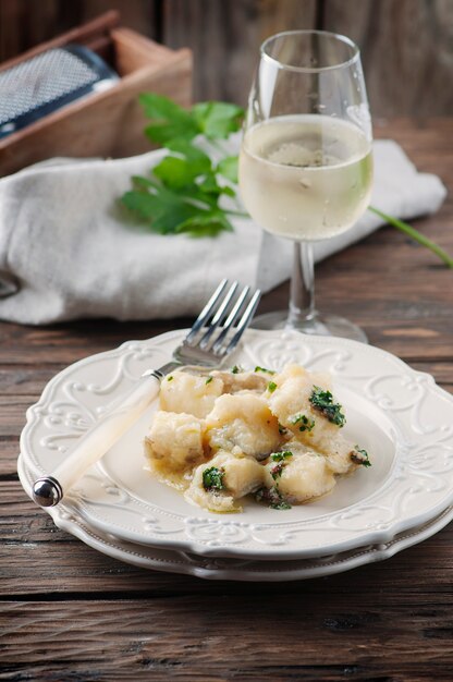 Bacalhau tradicional italiano com cebola e salsa