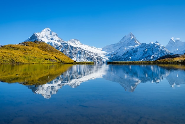 Bachalpsee Grindelwald Suiza Altas montañas y reflejo en la superficie del lago