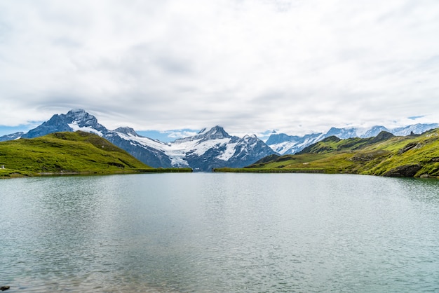 Bachalpsee lago com schreckhorn e wetterhorn em grindelwald na suíça