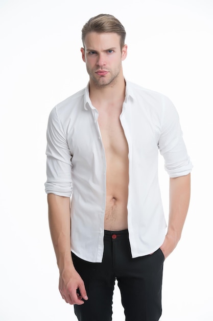 Foto bacharel sexy e carismático isolado no branco homem sexy na camisa desabotoada cara bonito com torso nu sexy moda e estilo atraente e sexy