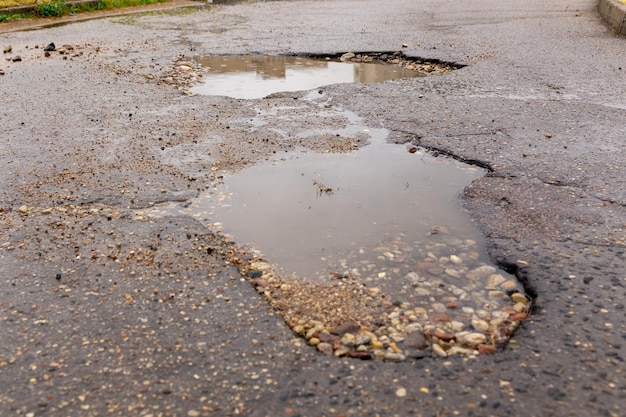 Un bache lleno de agua en la carretera