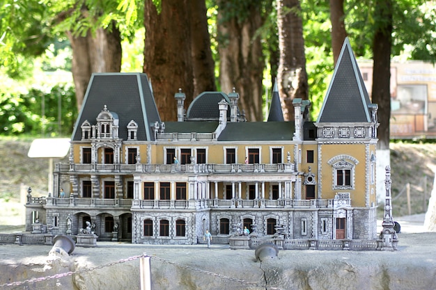 Bachtschissarai-Park der Miniaturen. Massandra Palast von Kaiser Alexander III.