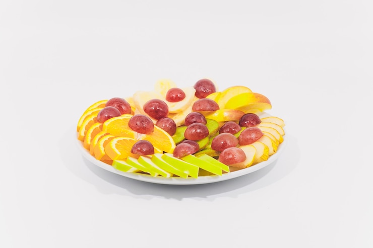 Foto bacia de caesar salad tradicional com a galinha e o bacon isolados no fundo branco.
