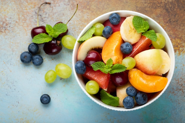 Bacia de salada de fruta fresca saudável.