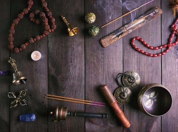 Bacia do canto tibetano e outros instrumentos rituais religiosos