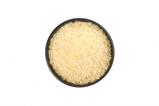 Bacia preta com arroz isolado na superfície branca