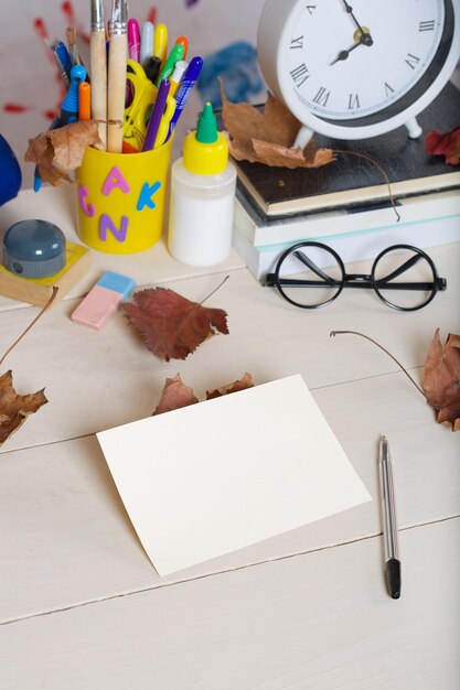 Foto back to school briefpapier liegt auf dem tisch. tafelhintergrund