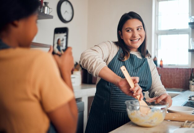 Back-Tutorial und Social Media mit einer Köchin in der Küche ihrer Hausmannskost als Influencerin Food Phone und Vlog mit einer Köchin, die Backwaren zubereitet, während sie in einem Haus live streamt