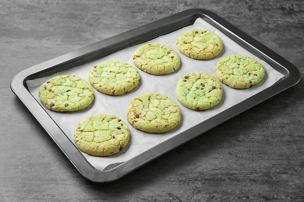 Backblech mit Minz-Schokoladenkeksen auf dem Tisch