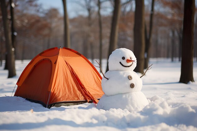 Backcountry Acampamento no Inverno Tenda turística de laranja e Homem de Neve na Floresta de Inverno