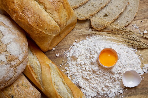 Backen Brot, Mehlprodukte. Mehl, Ei und Weizen Ohren.