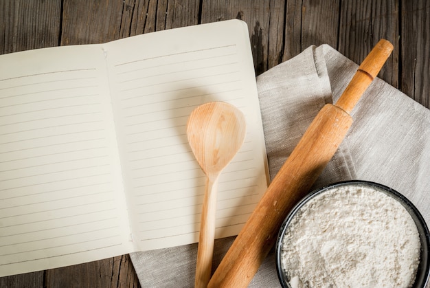 Backen Hintergrund. Werkzeuge und Zutaten zum Backen auf dem alten rustikalen Holztisch