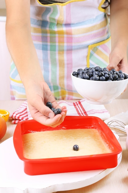 Backen leckeren Kuchen und Zutaten dafür auf dem Tisch in der Küche