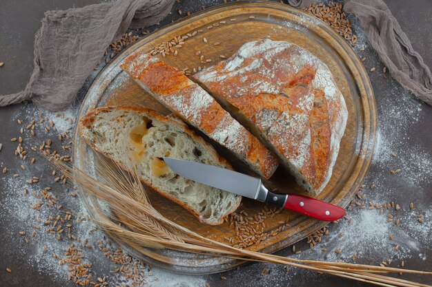 Backen mit Küchenzubehör auf dem Tisch