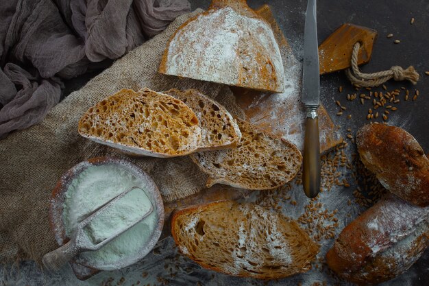 Backen mit Küchenzubehör auf dem Tisch