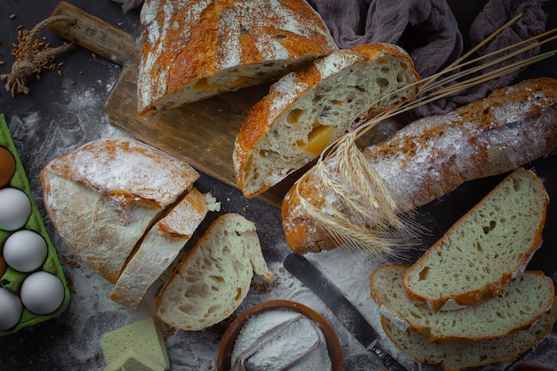 Backen mit Küchenzubehör auf dem Tisch