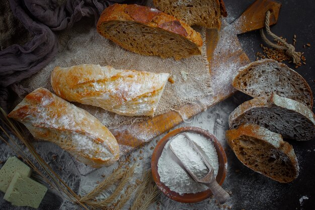 Backen mit Küchenzubehör auf dem Tisch