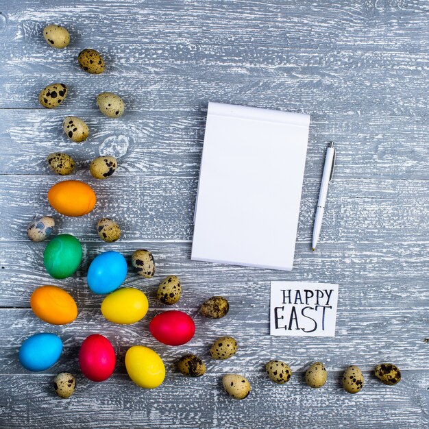 Backen Ostern auf einer Holzoberfläche