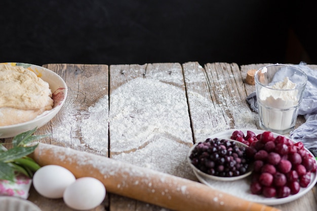 Backen Sie einen Obstkuchen in Form eines Herzens. Köstlicher hausgemachter Kuchen zum Selbermachen. Kochen. 8. März Grußkarte für den 8. März. Frauenfeiertag. Valentinstag