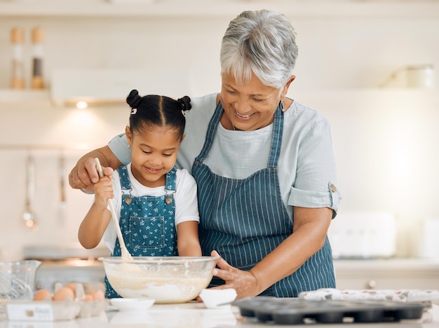 Backen Sie Großmutter und Mädchen mit Zutaten, lernen Sie und entwickeln Sie sich mit Utensilien, Essen oder Liebe. Familien-Oma oder weibliches Enkelkind in einem Küchenteig oder lehren Sie Fähigkeiten mit Glück oder Bindung