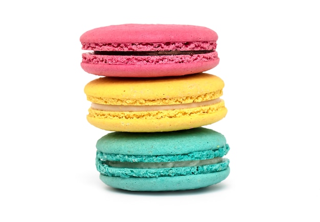 Backen Sie macaron oder Makrone oder die französische Makrone zusammen, die auf weißer Draufsicht lokalisiert werden