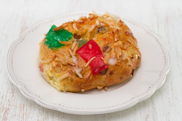 Backen Sie mit trockenen Früchten und Nüssen auf weißer Holzoberfläche zusammen