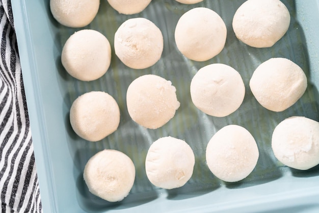 Foto backen von brötchen aus dem vorgefertigten gefrorenen teig in der backform